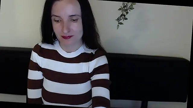 Snapshot of LaimaV_ chatting on May 4, 2026, 10:39 pm LaimaV online show from May 4, 2026, 10:39 pm