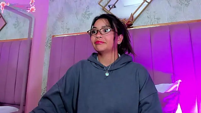 KimDevinne online show from February 18, 2026, 2:51 am