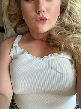 Snapshot of scarletseduction_ chatting on July 8, 2026, 12:42 pm scarletseduction online show from July 8, 2026, 12:42 pm