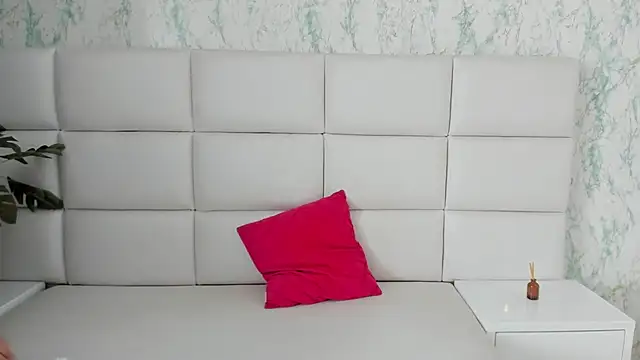 Snapshot of MIA__SAENZ chatting on December 23, 2024, 1:24 pm MIA SAENZ online show from December 23, 2024, 1:24 pm