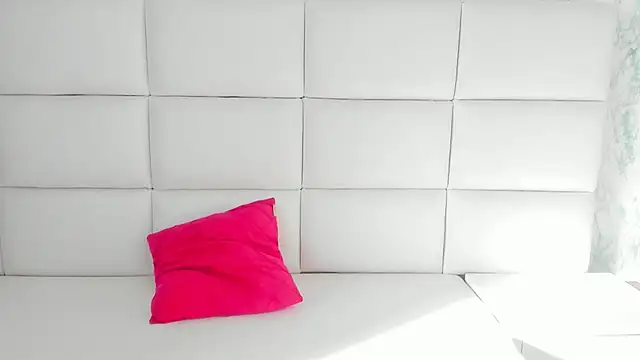 Snapshot of MIA__SAENZ chatting on January 5, 2025, 12:31 pm MIA SAENZ online show from January 5, 2025, 12:31 pm