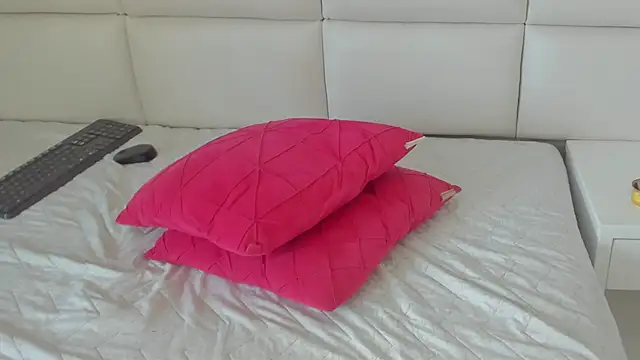 Snapshot of MIA__SAENZ chatting on February 22, 2025, 9:37 pm MIA SAENZ online show from February 22, 2025, 9:37 pm