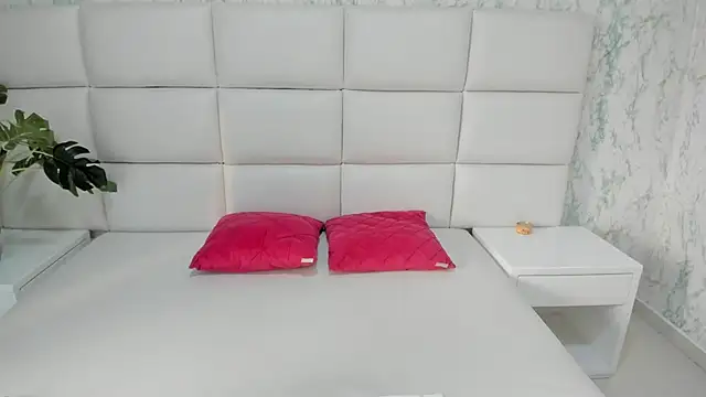 Snapshot of MIA__SAENZ chatting on March 13, 2025, 12:02 pm MIA SAENZ online show from March 13, 2025, 12:02 pm