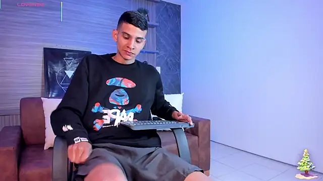 Aaron Scoot online show from December 17, 2025, 11:38 am