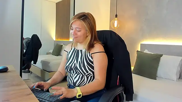 alma fenix online show from December 15, 2025, 12:53 pm