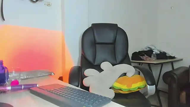 alma fenix online show from April 3, 2026, 2:42 am