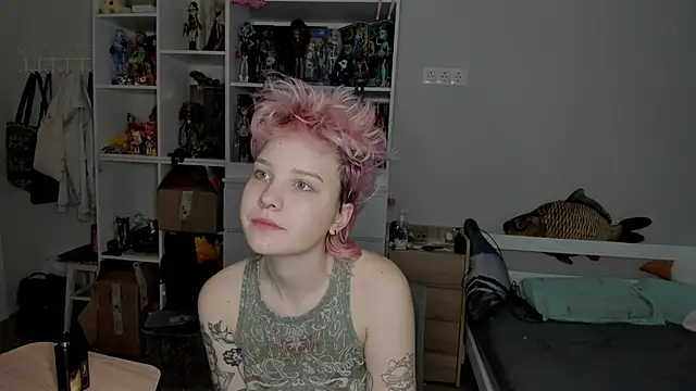 School Love online show from February 9, 2026, 7:01 am