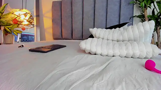 gabriela  gomez online show from October 26, 2025, 2:23 pm