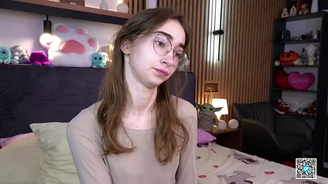 PollyBeev online show from November 18, 2025, 7:24 am