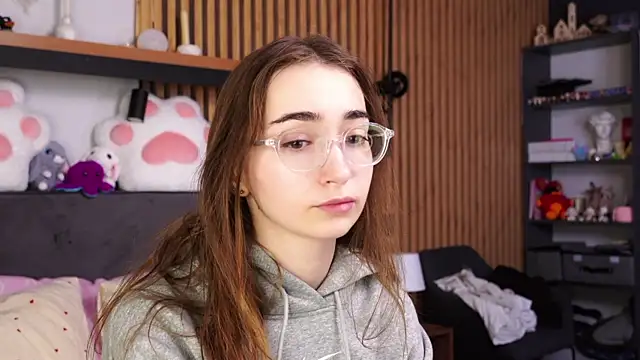 PollyBeev online show from April 9, 2026, 7:14 am