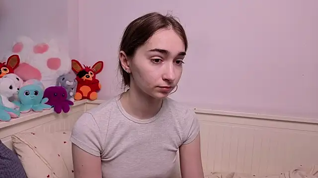 Snapshot of PollyBeev chatting on July 10, 2026, 7:23 am PollyBeev online show from July 10, 2026, 7:23 am