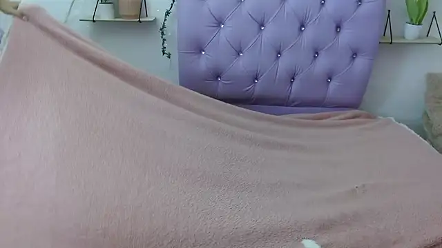 Snapshot of Freyja_01 chatting on September 21, 2025, 4:19 pm Freyja 01 online show from September 21, 2025, 4:19 pm