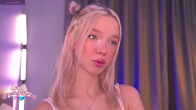 Snapshot of _AlinaBailey chatting on June 1, 2026, 8:49 am AlinaBailey online show from June 1, 2026, 8:49 am