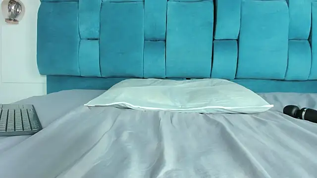 mia  fernandez online show from March 21, 2026, 7:06 pm