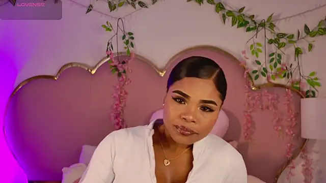 Snapshot of NahiaraReina chatting on April 18, 2026, 2:43 pm NahiaraReina online show from April 18, 2026, 2:43 pm