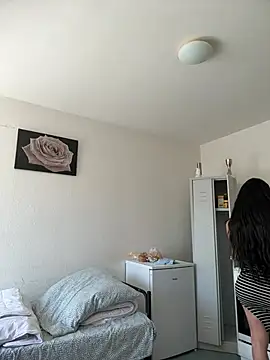 charris stefannia online show from April 28, 2026, 10:09 am