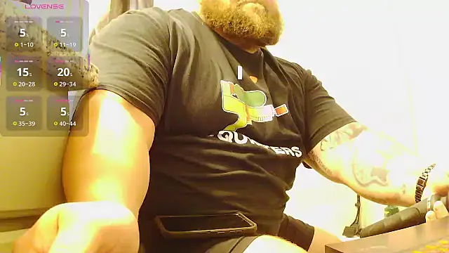 Snapshot of Strong_Bear89 chatting on June 13, 2026, 4:32 am Strong Bear89 online show from June 13, 2026, 4:32 am