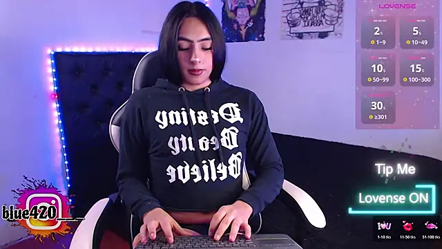 Skyler  blue4 online show from November 13, 2025, 9:03 pm