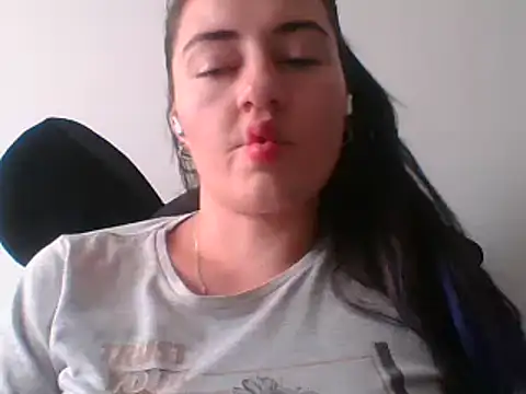 Snapshot of _karlie_kloss_ chatting on February 5, 2025, 7:10 pm karlie kloss online show from February 5, 2025, 7:10 pm