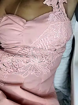 fofinhaa12 online show from February 13, 2025, 4:28 pm