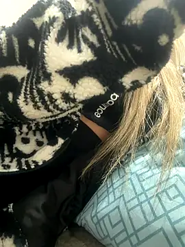 fofinhaa12 online show from December 19, 2025, 3:13 am