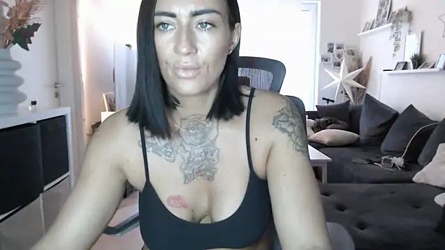 Snapshot of IntiMia chatting on January 19, 2026, 8:29 am IntiMia online show from January 19, 2026, 8:29 am