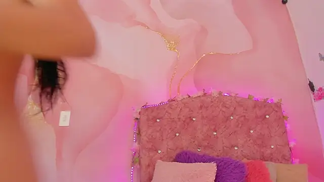 Snapshot of Bella__sweet chatting on December 14, 2024, 7:03 pm Bella sweet online show from December 14, 2024, 7:03 pm