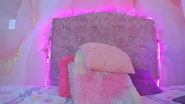 Snapshot of Bella__sweet chatting on January 21, 2025, 9:57 pm Bella sweet online show from January 21, 2025, 9:57 pm