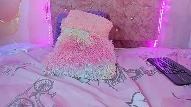 Snapshot of Bella__sweet chatting on February 8, 2025, 9:46 pm Bella sweet online show from February 8, 2025, 9:46 pm