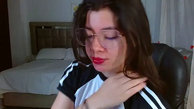 zoecruzz online show from February 19, 2026, 1:29 pm