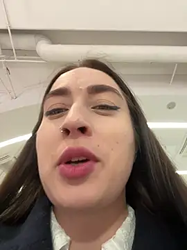 Snapshot of Holly_Play chatting on December 6, 2024, 9:21 am Holly Play online show from December 6, 2024, 9:21 am