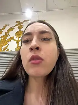 Snapshot of Holly_Play chatting on December 24, 2024, 12:44 pm Holly Play online show from December 24, 2024, 12:44 pm