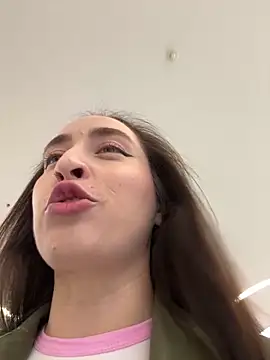 Snapshot of Holly_Play chatting on September 25, 2025, 7:12 am Holly Play online show from September 25, 2025, 7:12 am