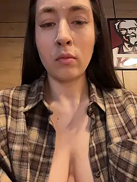 Snapshot of Holly_Play chatting on June 8, 2026, 10:04 am Holly Play online show from June 8, 2026, 10:04 am