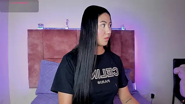 Snapshot of Iris_Thompson_ chatting on July 1, 2026, 1:29 am Iris Thompson online show from July 1, 2026, 1:29 am