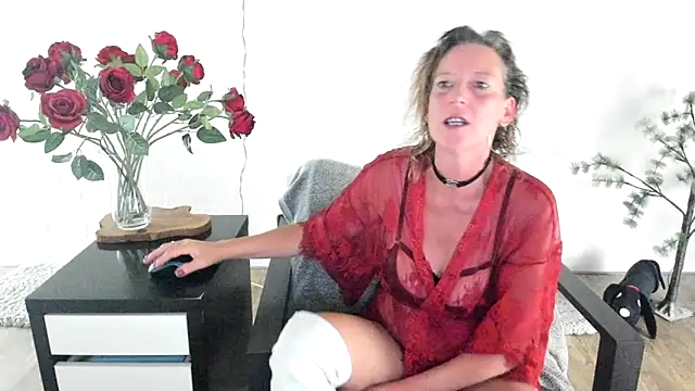 Snapshot of MendiPetite chatting on May 10, 2026, 7:52 pm MendiPetite online show from May 10, 2026, 7:52 pm
