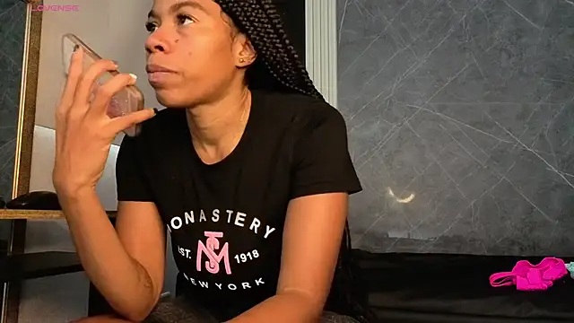 YummyDuooo online show from December 18, 2025, 5:08 pm