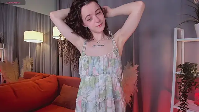 Snapshot of Curly_Moon chatting on July 18, 2026, 9:46 am Curly Moon online show from July 18, 2026, 9:46 am