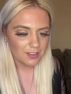 Snapshot of Blondiee3088 chatting on December 4, 2024, 1:25 am Blondiee3088 online show from December 4, 2024, 1:25 am