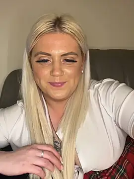 Snapshot of Blondiee3088 chatting on December 5, 2024, 1:36 am Blondiee3088 online show from December 5, 2024, 1:36 am