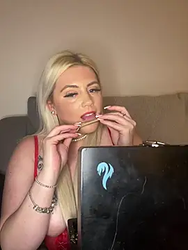 Snapshot of Blondiee3088 chatting on December 9, 2024, 5:08 pm Blondiee3088 online show from December 9, 2024, 5:08 pm