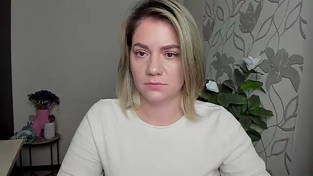 MariaSttone online show from October 16, 2025, 5:03 pm