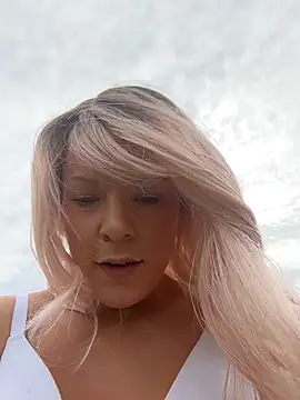 EllaSnow online show from April 12, 2026, 10:15 pm