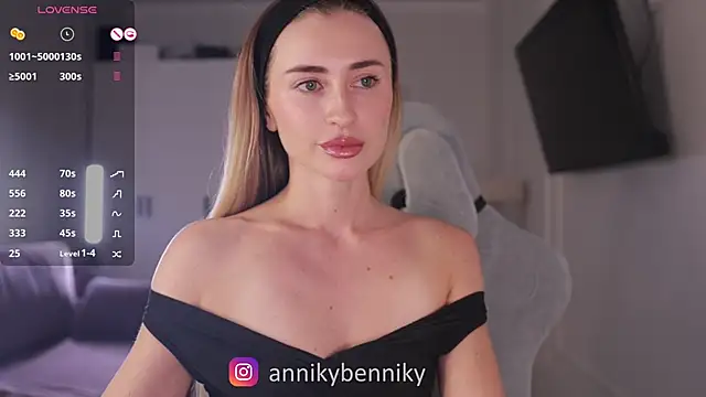 Coconutkittyy online show from February 17, 2025, 3:09 pm