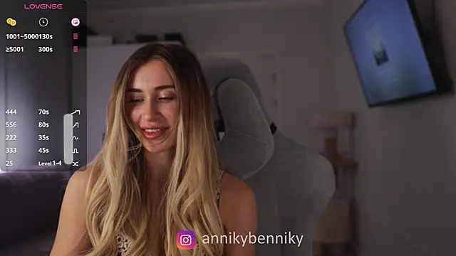 Coconutkittyy online show from February 18, 2025, 6:37 pm