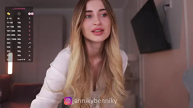 Coconutkittyy online show from March 4, 2025, 2:42 pm