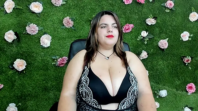 Huge Titties  online show from September 14, 2025, 7:13 pm