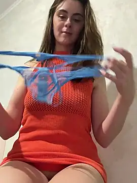 Snapshot of Miilania chatting on December 19, 2024, 10:53 pm Miilania online show from December 19, 2024, 10:53 pm