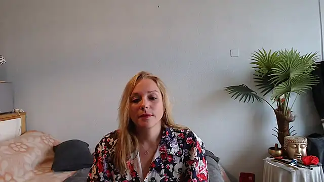 Snapshot of Doucelouve9 chatting on February 21, 2025, 9:24 am Doucelouve9 online show from February 21, 2025, 9:24 am