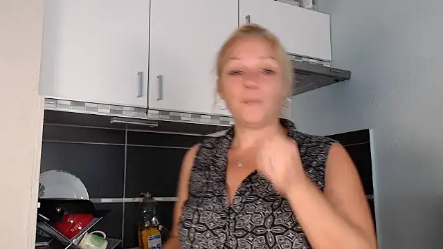 Snapshot of Doucelouve9 chatting on September 24, 2025, 10:40 am Doucelouve9 online show from September 24, 2025, 10:40 am